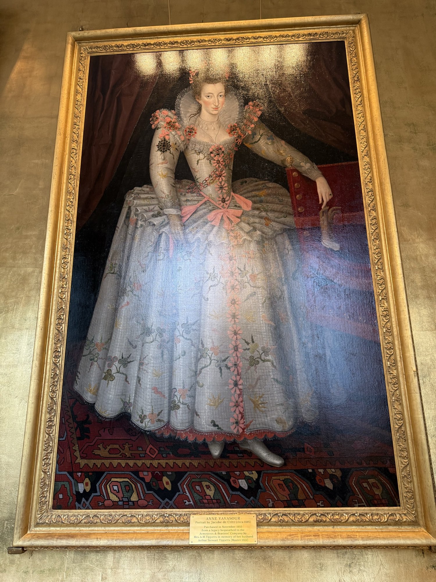 Anne Vavasour 的肖像，衣裙上可見花卉圖案和蕾絲。