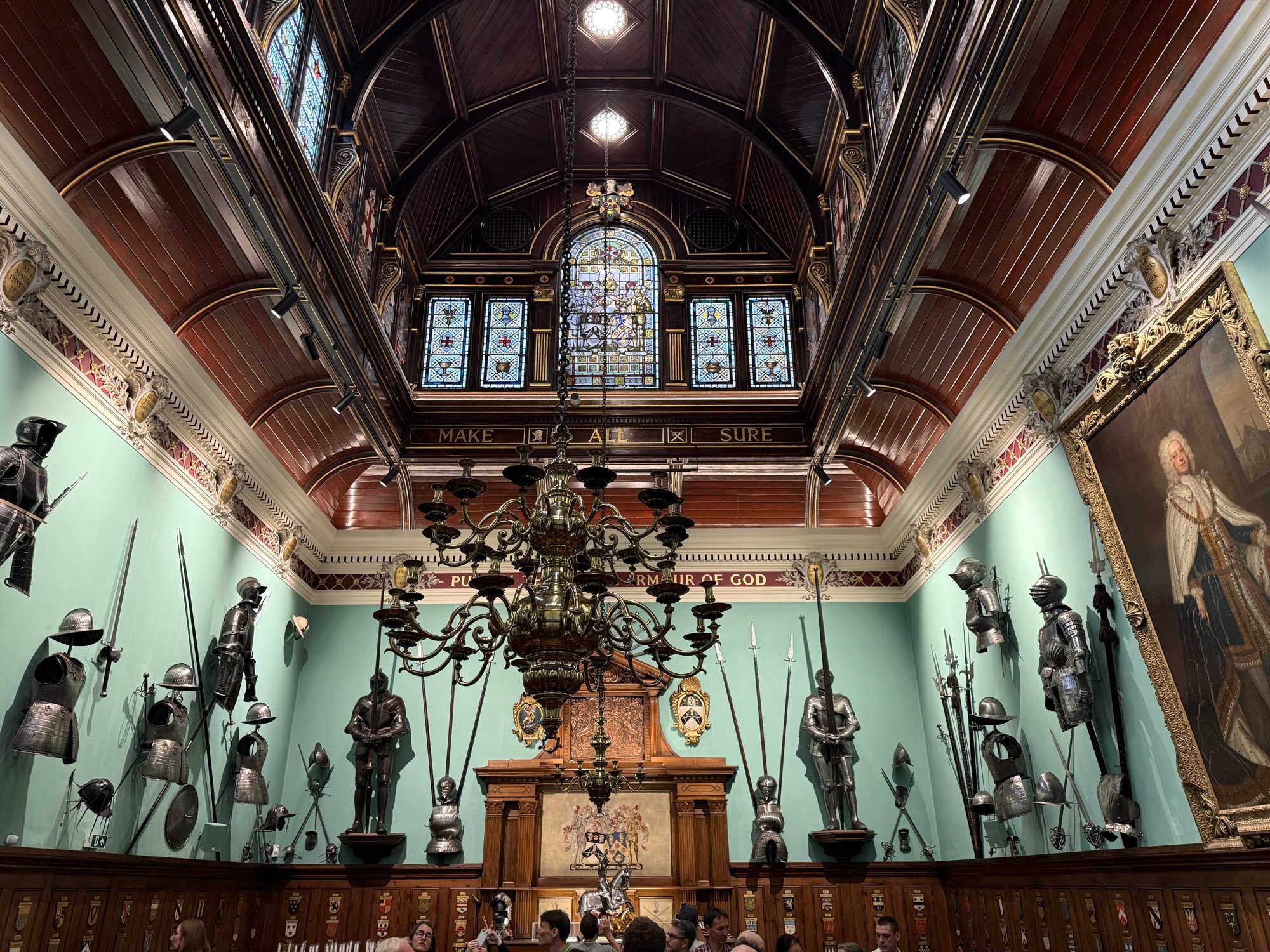 Armourers’ Hall 主廳的木拱頂、彩色玻璃與吊燈。
