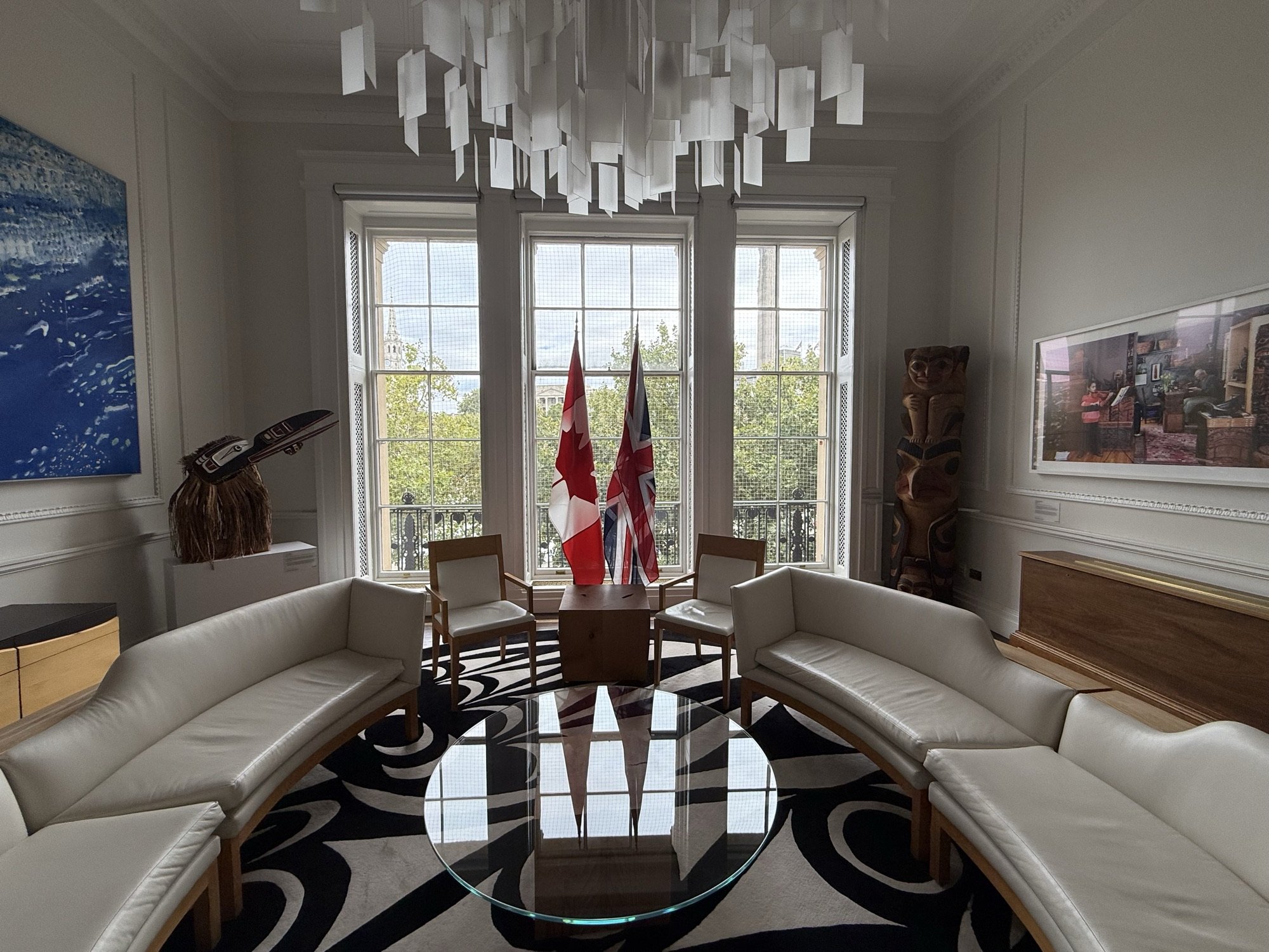 British Columbia Room：lessLIE 的黑白地毯、弧形座椅與 Propellor 的 Cumulus 吊燈。