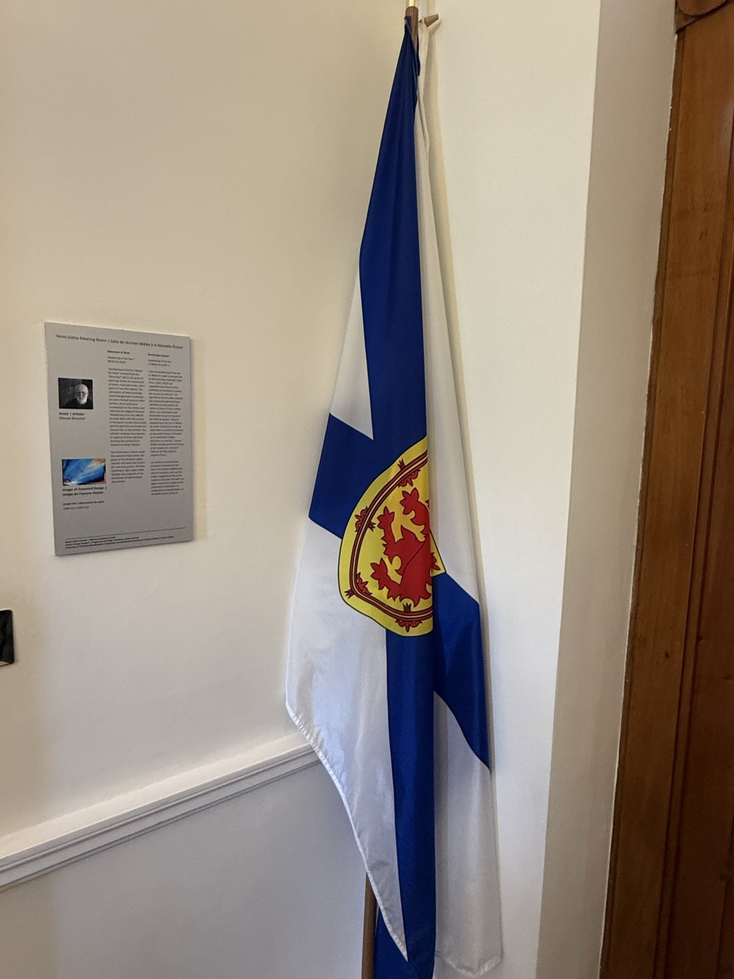 Nova Scotia Meeting Room 旁的旗幟和藝術家介紹牌。