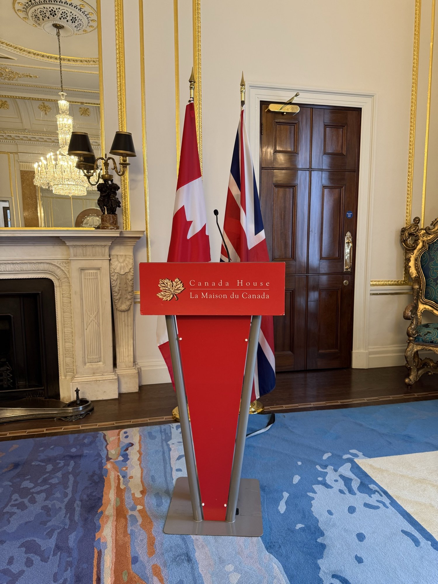 紅色 Canada House 講台與加拿大國旗。