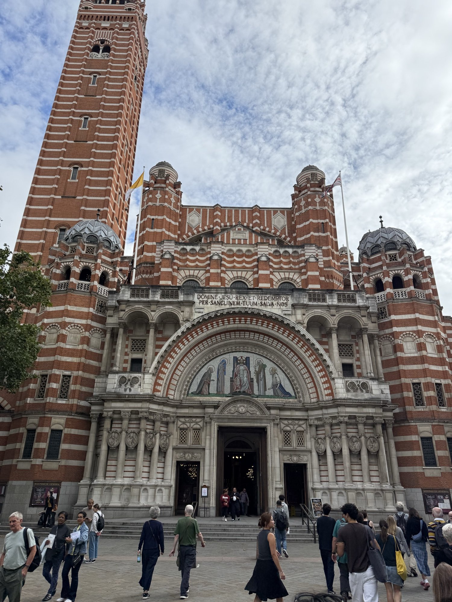 Westminster Cathedral 全貌，以及教堂前廣場上的行人。