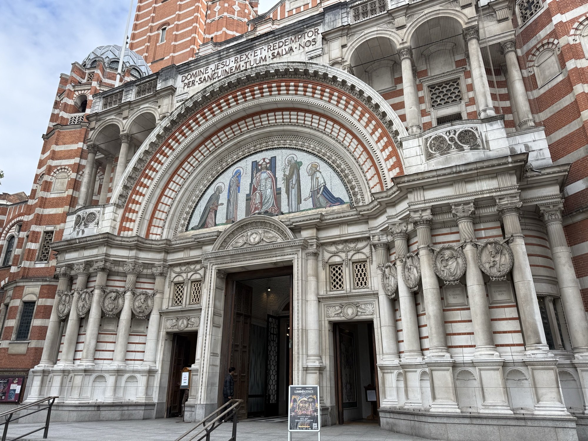 Westminster Cathedral 入口的拱門、柱列和馬賽克。