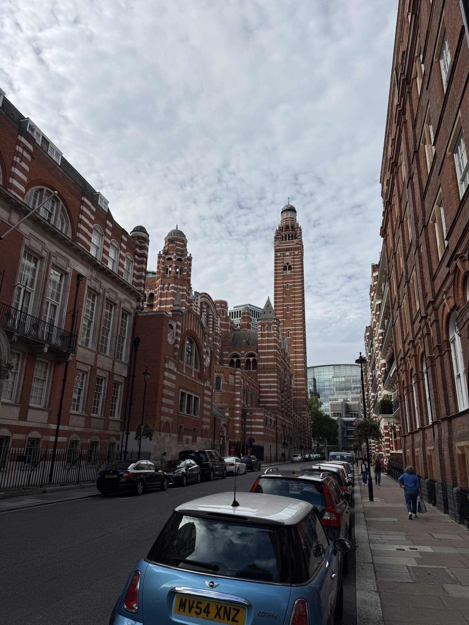 從側街回望，Westminster Cathedral 的鐘樓露出樓宇之間。