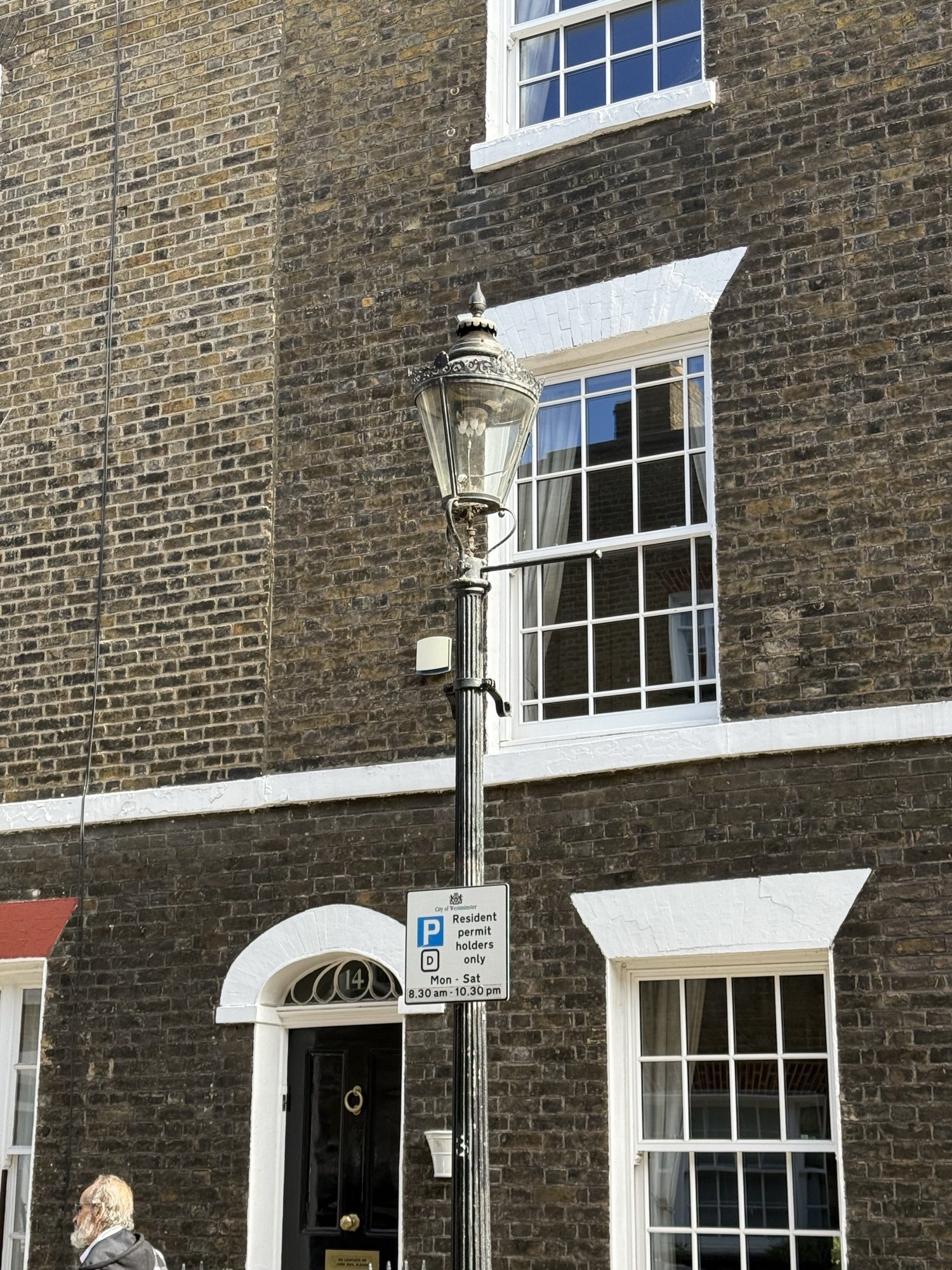 Maunsel Street 的街燈，玻璃燈罩內可見倒掛式紗罩。僅憑這張日間照片，未能確認當時是否仍以煤氣運作。