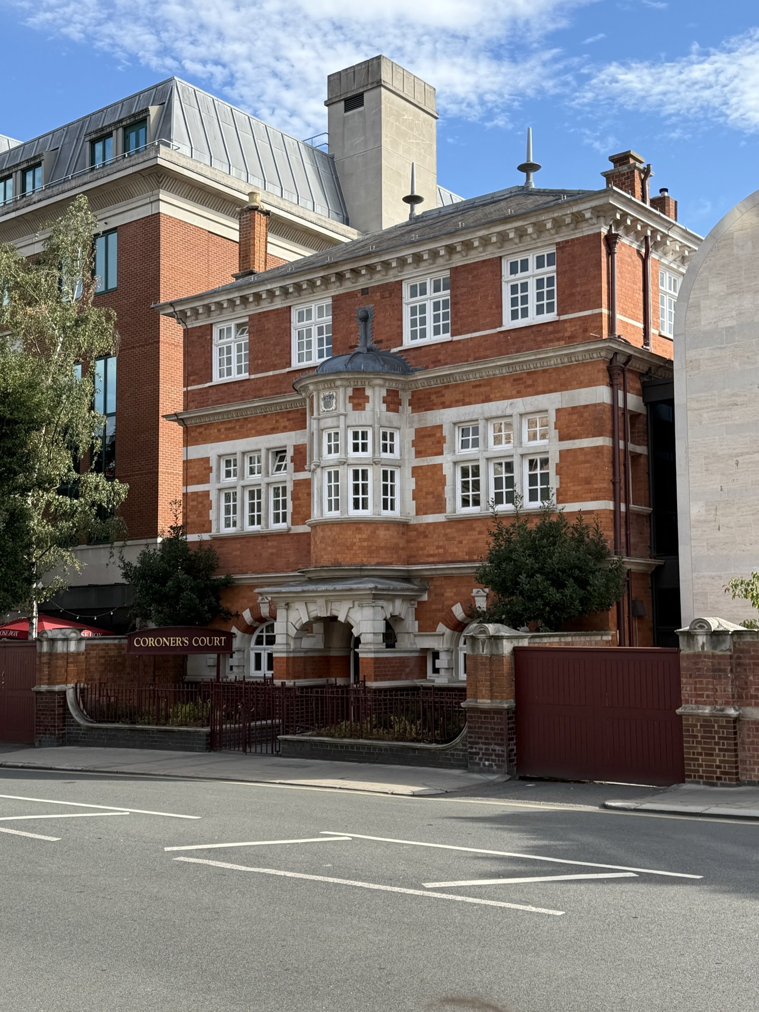 Westminster Coroner’s Court 的臨街正面，由 G. R. W. Wheeler 設計，1893年落成。