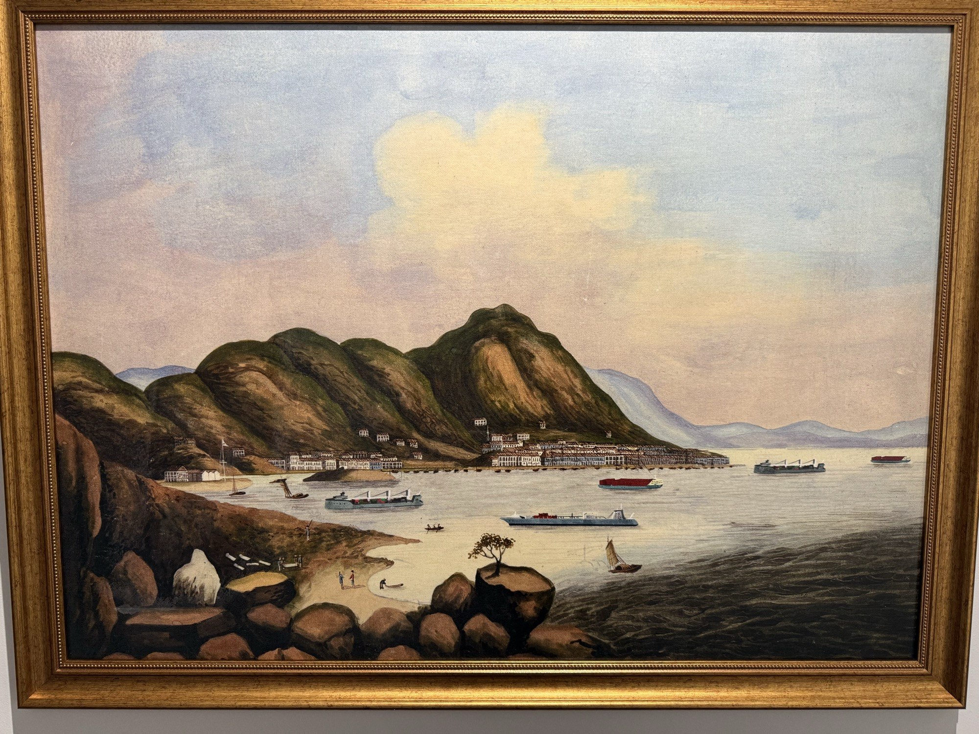 Reuben Dangoor 為 2020 年「Future Seascapes」展覽製作的數碼改作。底本在展覽中列為 Tingqua 的《View of Hong Kong》（約 1845–1855 年）；舊日岸景仍在，部分帆船則換成構想中的零碳貨輪。