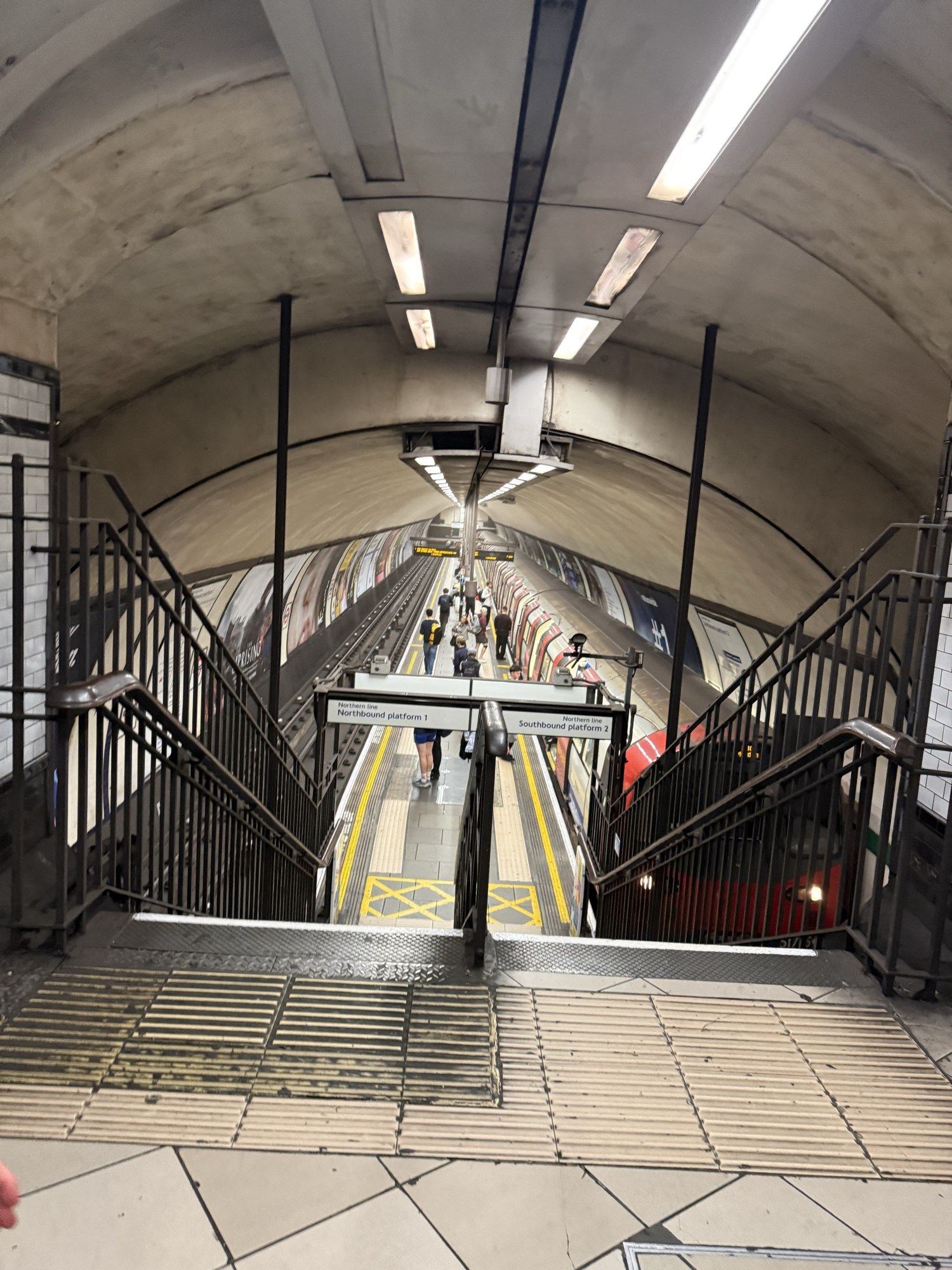 Clapham Common 的島式月台，兩旁路軌同處一條隧道。
