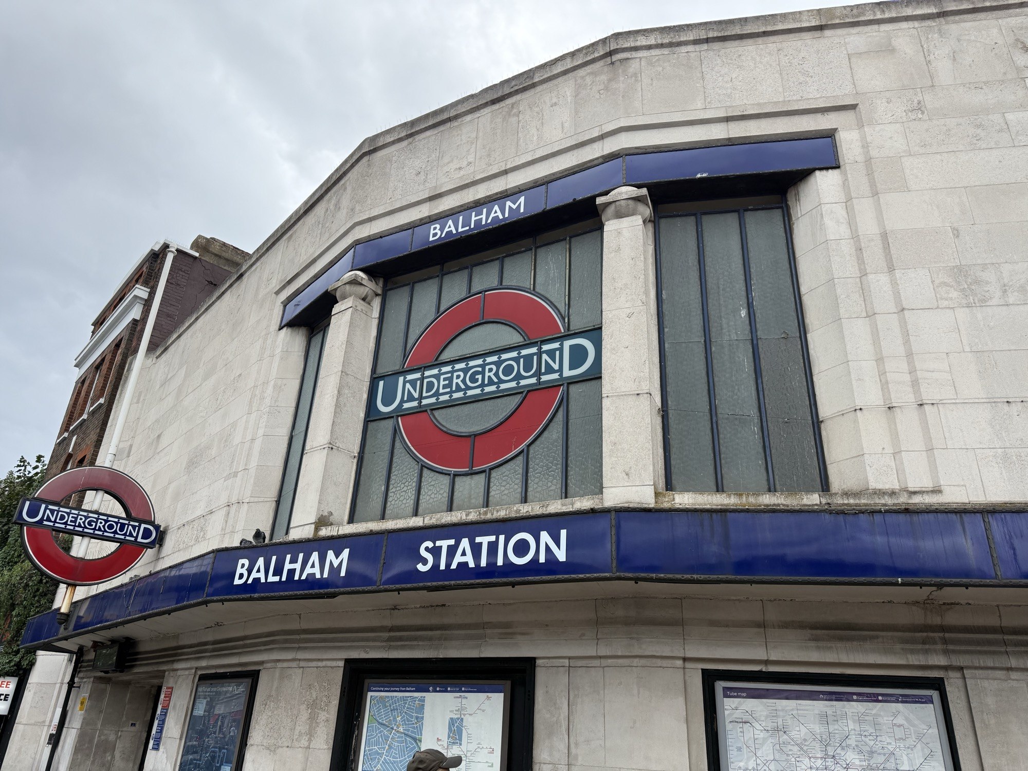 Balham 車站的弧形門面與入口雨篷。