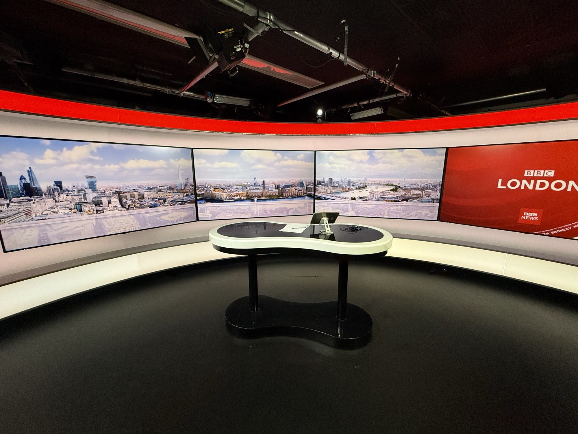 BBC London 演播室的主播桌、背景屏幕與上方燈光。