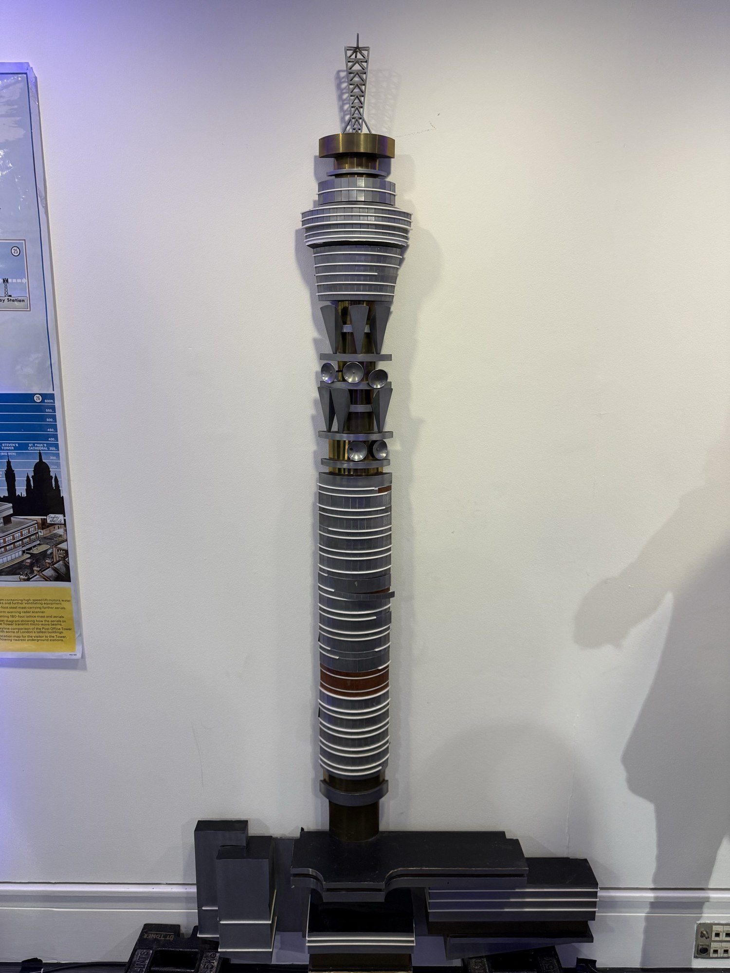 BT Tower 模型，可見塔身不同樓層的安排。