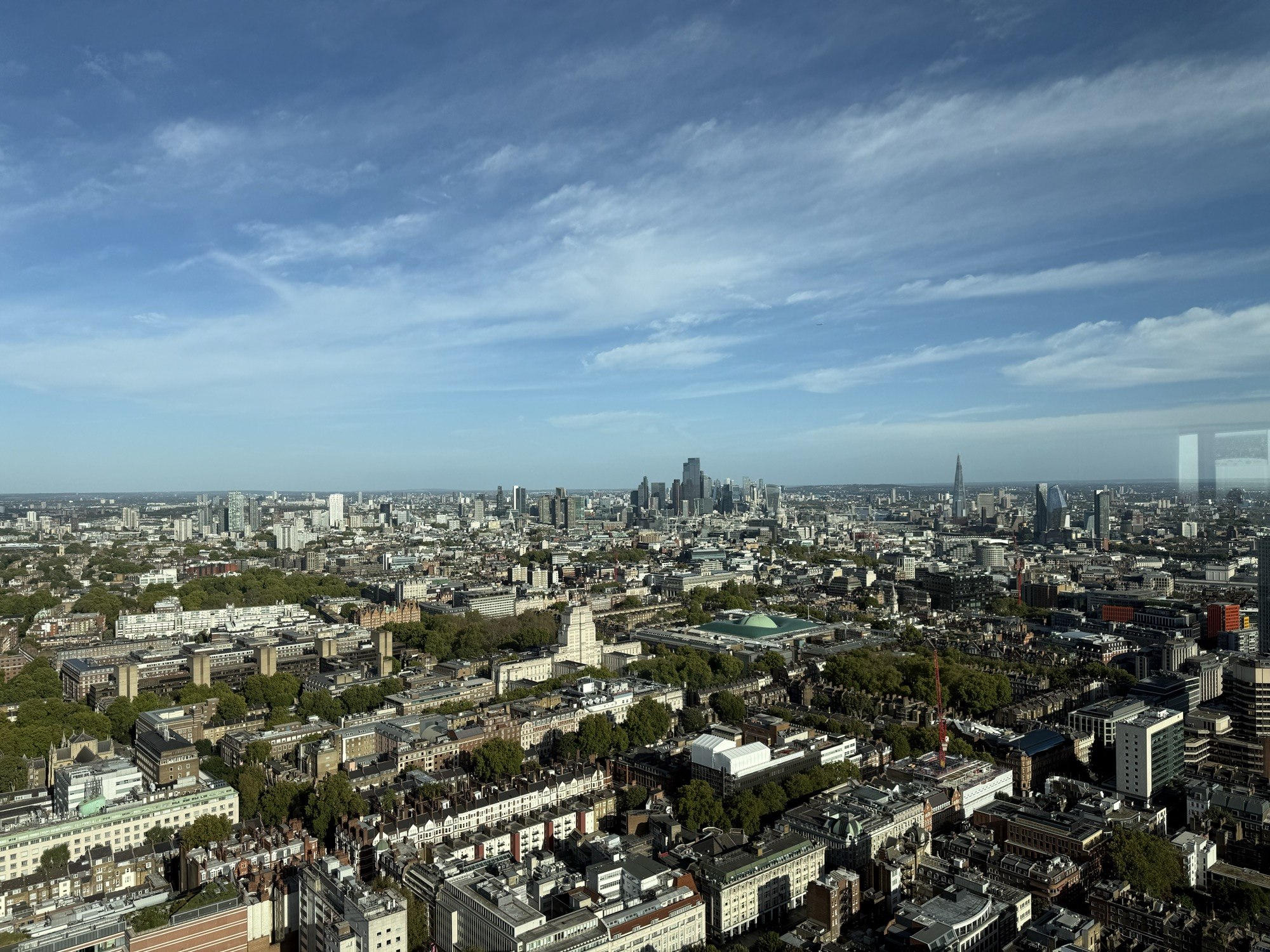 從 BT Tower 俯瞰倫敦的屋頂與遠方天際線。