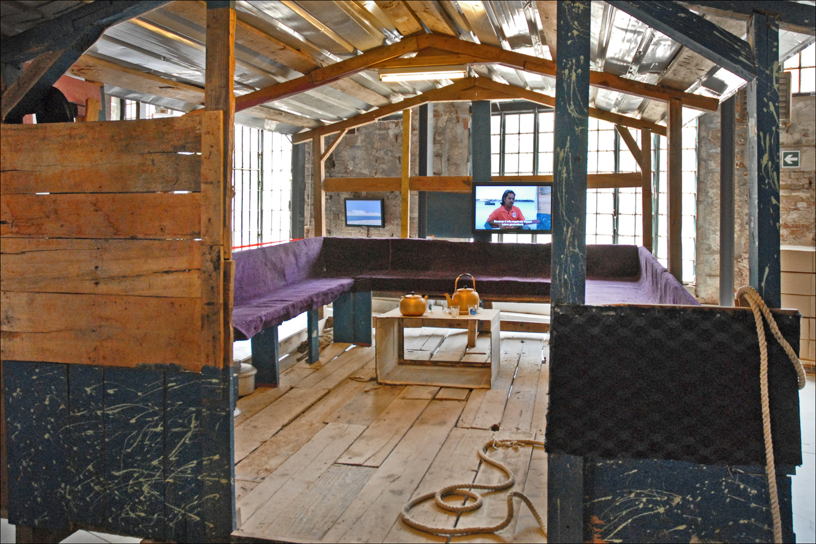 二〇一〇年威尼斯建築雙年展的巴林展館《Reclaim》：漁民小屋在展場重搭，屋內設有座席與播放訪談的屏幕。Jean-Pierre Dalbéra 於九月十日攝。