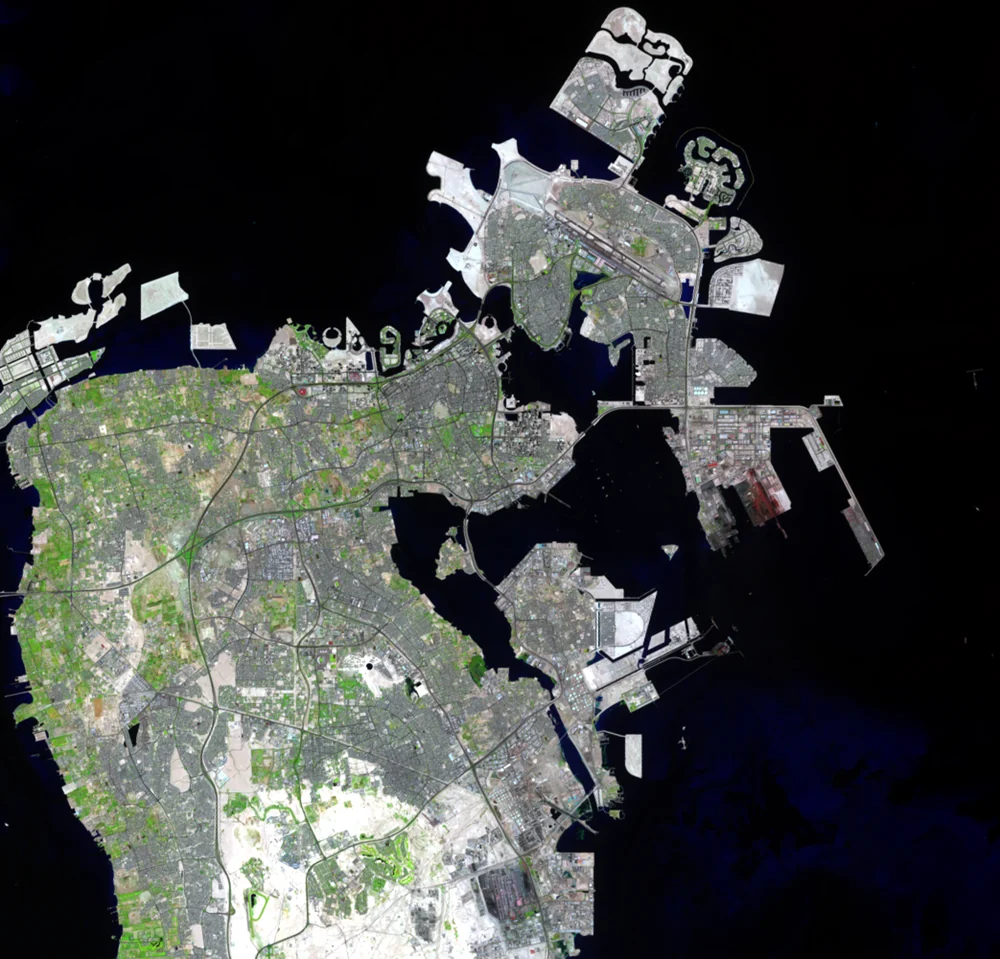 Landsat 8 於二〇二四年九月七日記錄的同一城市區域。北面人工島與東面的港區已展開；圖中綠色代表植被。