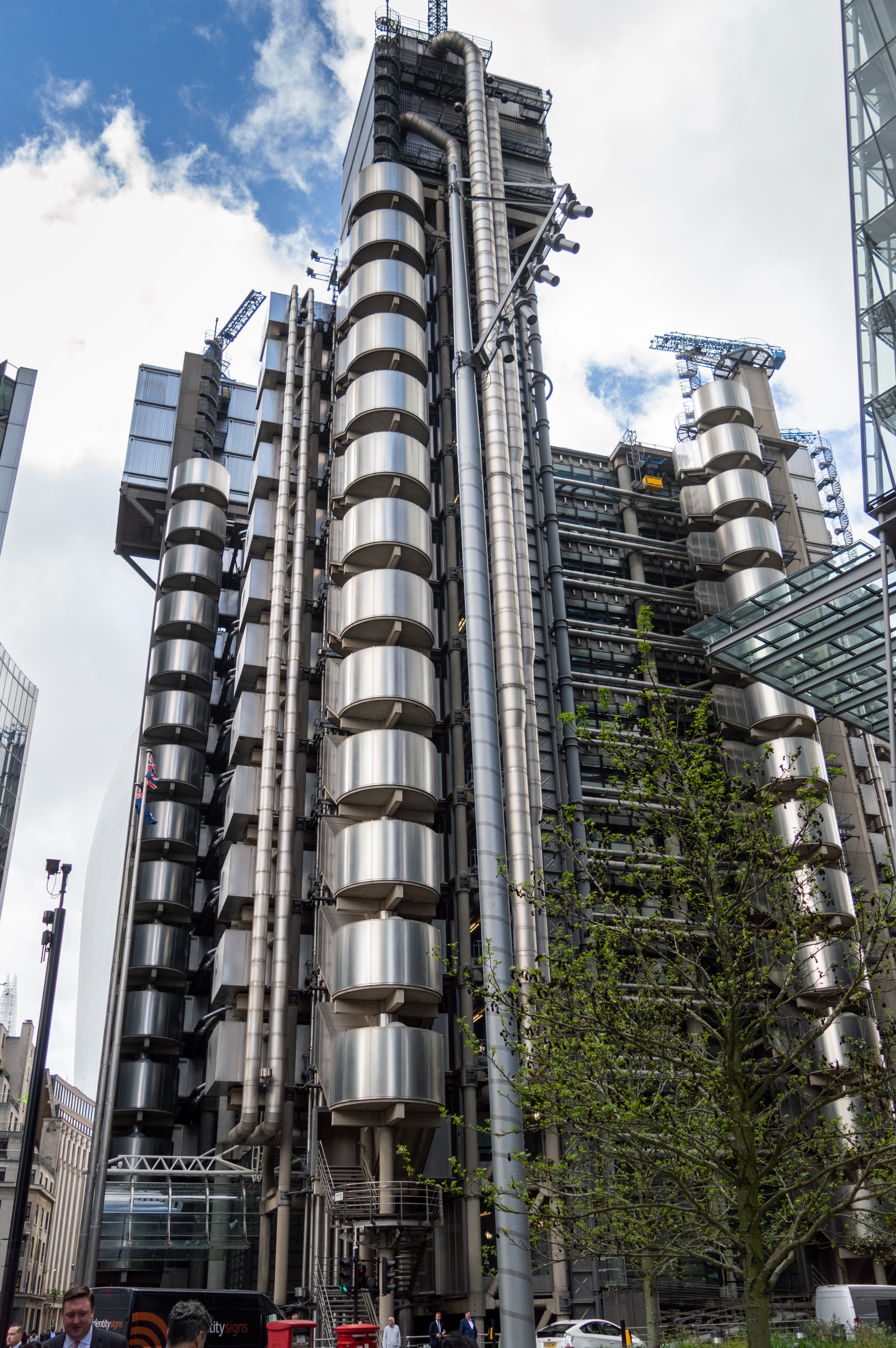 萊姆街的 Lloyd’s 保險大樓，1986 年落成，這張比較照片攝於 2018 年。它與 LR 總部屬兩座不同的建築。